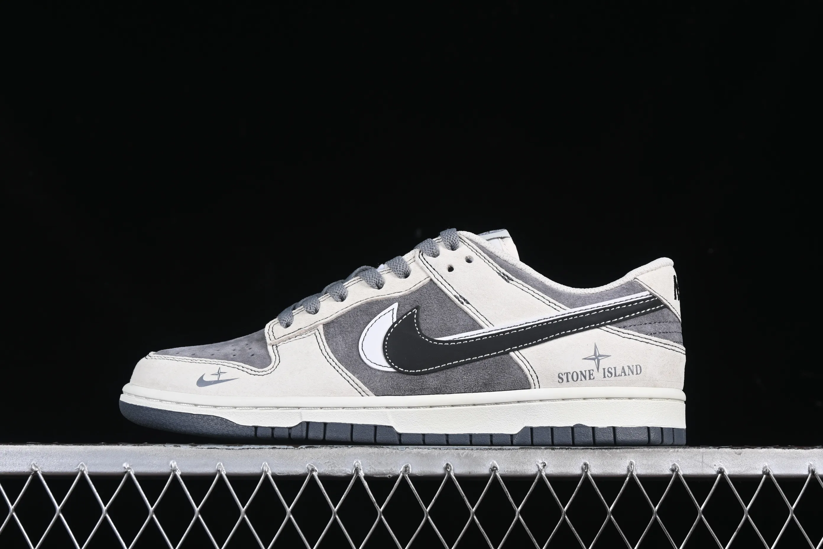 All categories Nk SB Dunk Series Nk SB Dunk Low High-end customized low-top sneakers Nk SB Dunk Low Stone Island joint black and white double hook Anniversary high-end customized low-top casual sneakers DJ2024-087